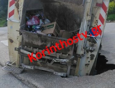 Δημοτικό απορριμματοφόρο «βούλιαξε» στην μέση του δρόμου στην Κόρινθο (φωτό)